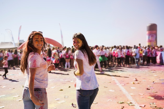 Foto gratuita sorridendo due giovani donne che godono il festival di holi