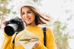 Foto gratuita donna sorridente che controlla le sue foto