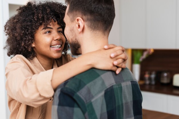 彼のボーイフレンドを抱きしめる笑顔の女性