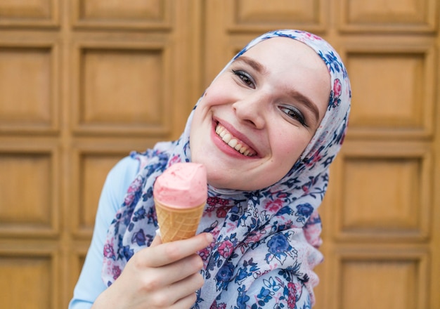 아이스크림을 즐기는 웃는 여자