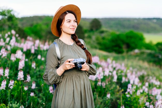 Улыбка женщины на поле с камерой