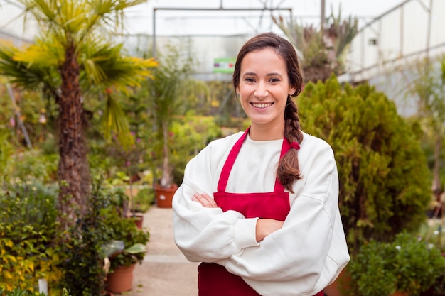 Foto gratuita donna sorridente in abiti da giardinaggio