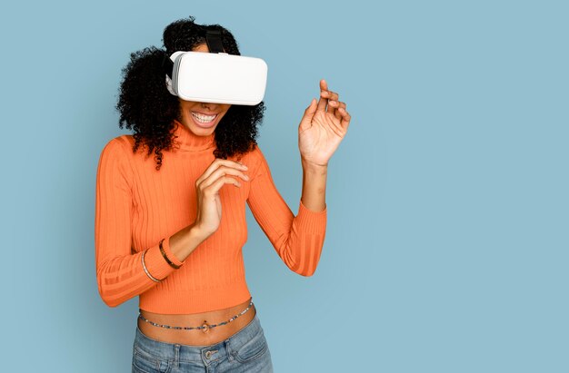 VRヘッドセットデジタルデバイスを楽しんでいる笑顔の女性