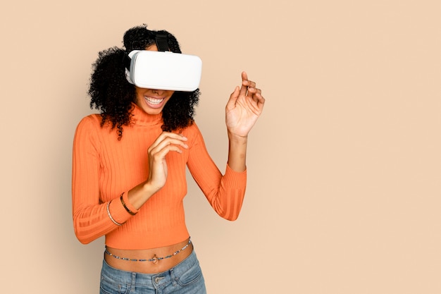 Donna sorridente che si diverte con il dispositivo digitale auricolare vr