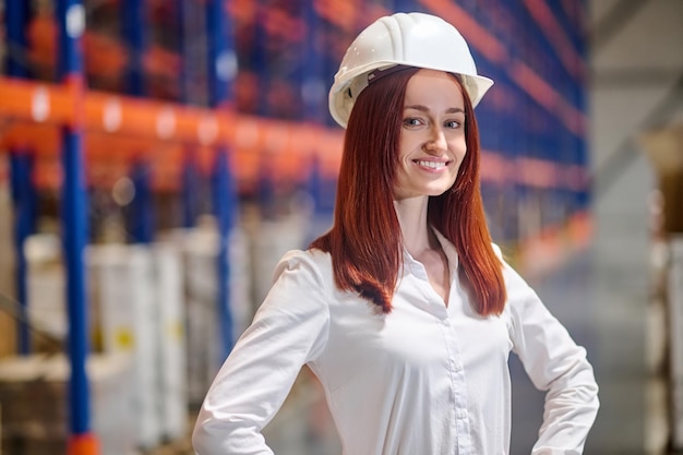 Foto gratuita donna sorridente in casco che guarda l'obbiettivo