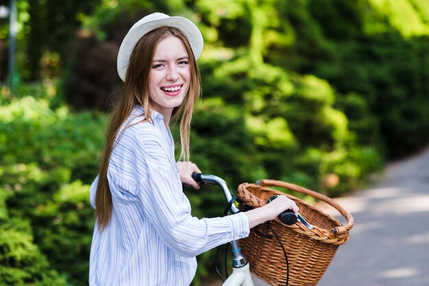 彼女の自転車に笑顔の女性