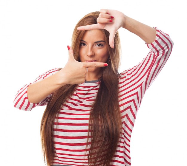 Free photo smiling woman holding fingers like frame.