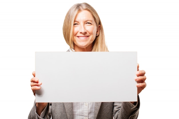 白のポスターを保持する笑顔の女性