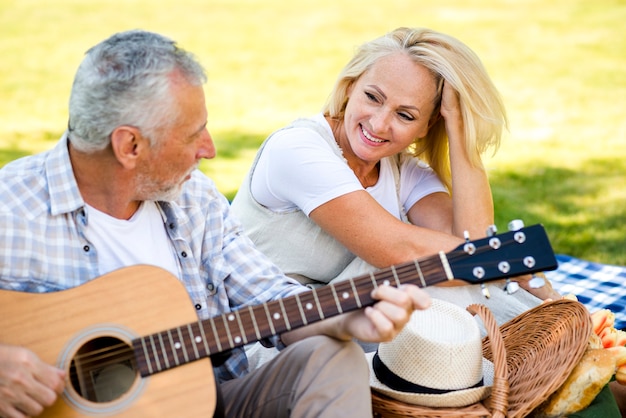 Foto gratuita donna sorridente che esamina il suo colpo medio dell'uomo