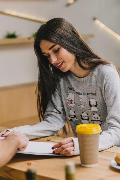 カフェで価格を見て笑顔の女性