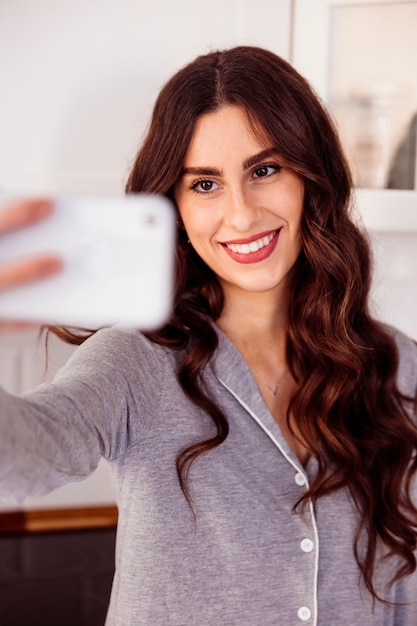 Foto gratuita donna sorridente che fa selfie