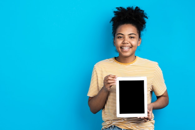 タブレットでポーズ笑顔の女性