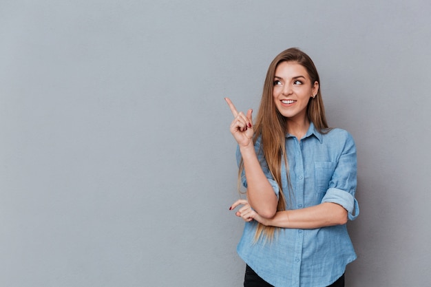 Foto gratuita donna sorridente in camicia che posa nello studio