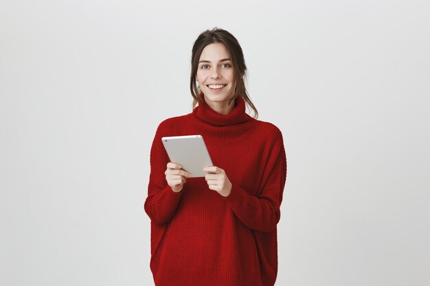 디지털 태블릿을 사용 하여 웃는 여자