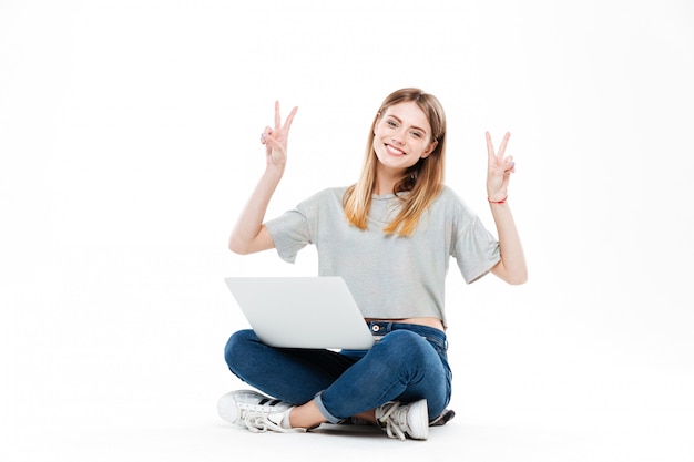 랩톱 컴퓨터를 사용하여 웃는 여자