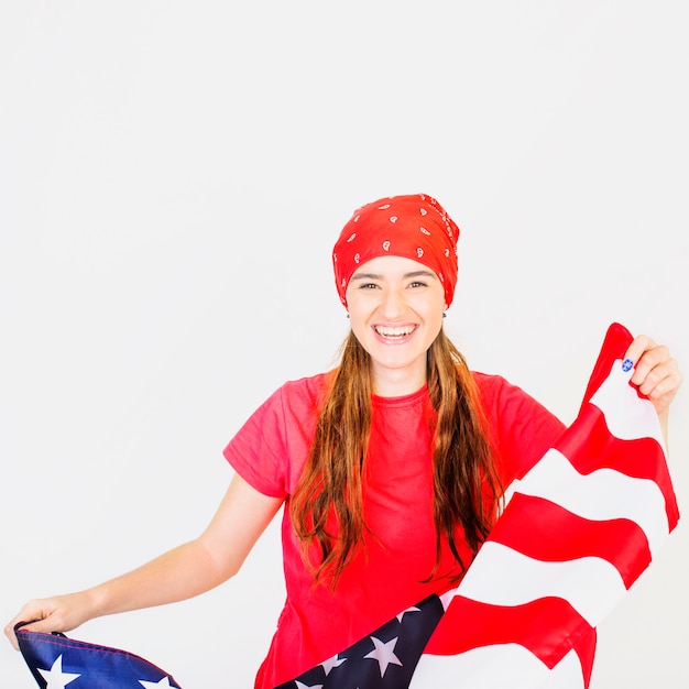 アメリカの旗を持つ笑顔の女性