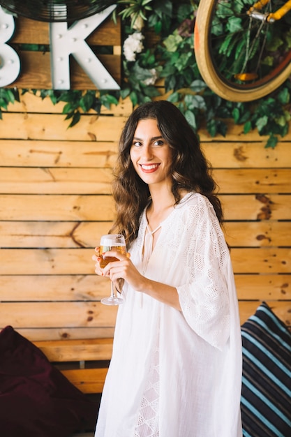 Foto gratuita donna sorridente con birra