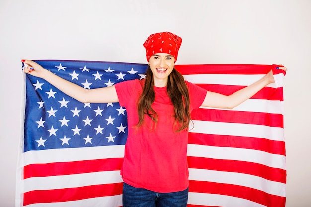 큰 미국 국기와 함께 웃는 여자