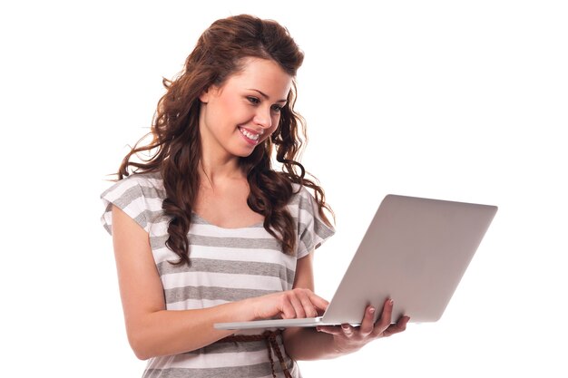 현대 노트북으로 웃는 여자