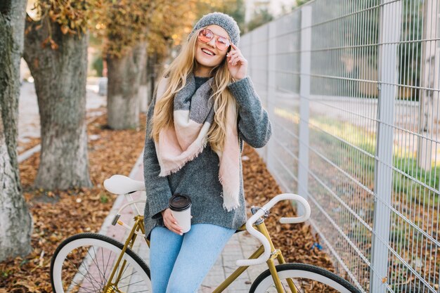 カップと自転車で笑顔の女性