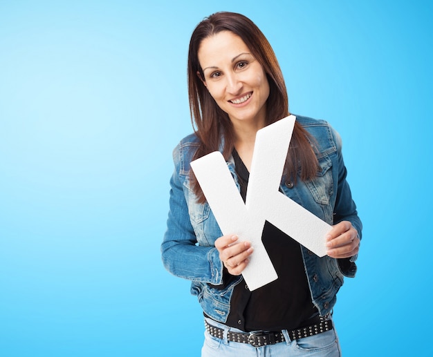 Donna con giacca di jeans sorridente con la lettera 