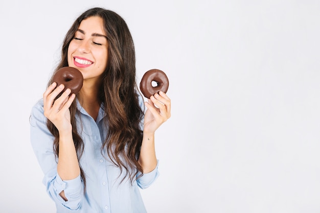 Улыбка женщины с пончиками