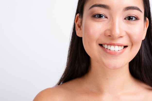 Free photo smiling woman with healthy skin close up portrait