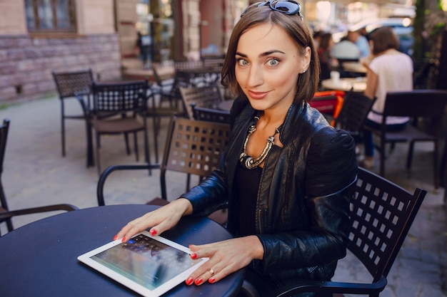 Улыбка женщины с ее планшета на столе