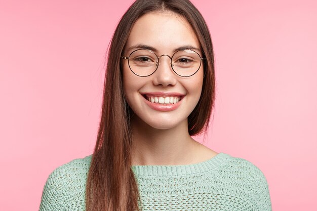 ストレートのロングヘアで笑顔の女性