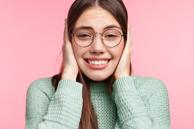 ストレートのロングヘアで笑顔の女性