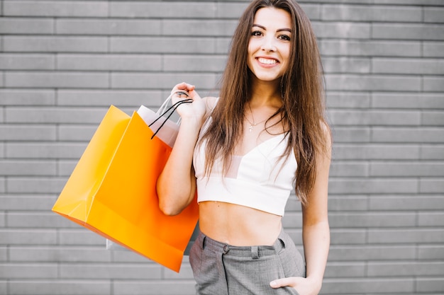 Foto gratuita donna sorridente con sacchetti di carta