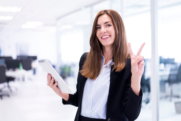 Foto gratuita donna sorridente con una tavoletta grafica