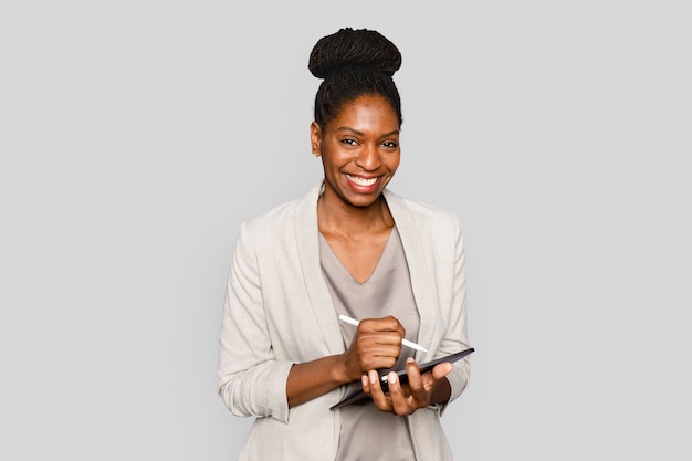 태블릿 디지털 장치에 메모를 작성하는 웃는 여자