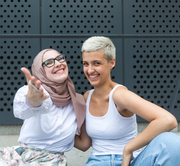 Donne sorridenti di fronte alla telecamera