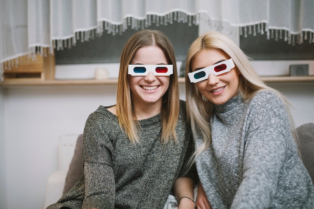 Donne sorridenti che guardano film in vetri 3d