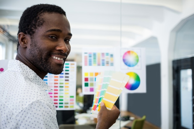 Free photo smiling worker with palettes