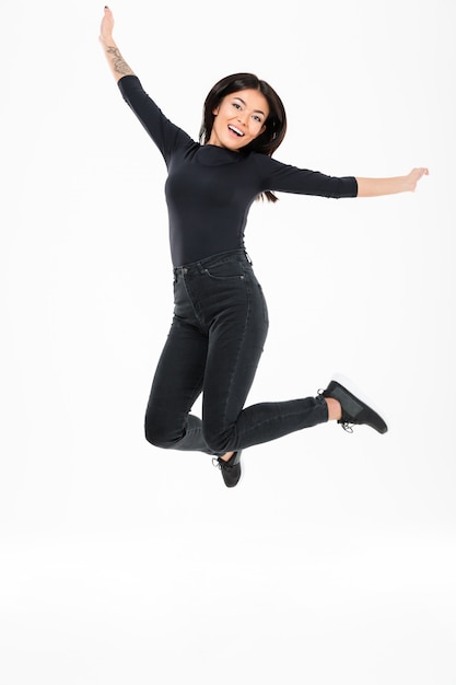웃는 젊은 아시아 여성 점프