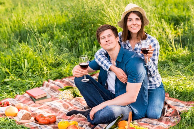 Улыбающаяся молодая пара на полевом пикнике