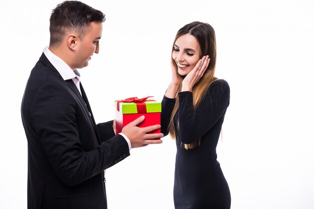 白地に赤いボックスで笑顔の若い男性と女の子のカップルプレゼント