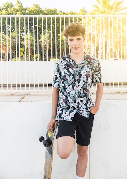 Sorridente giovane con skateboard