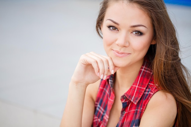 Foto gratuita sorridente giovane donna graziosa all'aperto