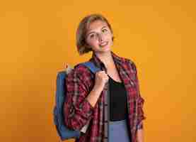 Бесплатное фото Улыбающаяся молодая славянская студентка в рюкзаке смотрит в камеру