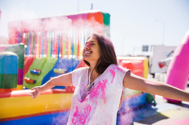 Holi 색상을 즐기고 웃는 젊은 여자