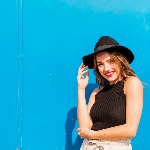 Foto gratuita giovane donna sorridente con black hat in testa