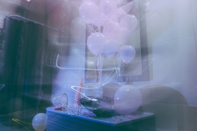 Free photo smoke in the birthday party room mess with balloon and confetti