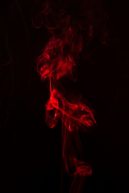 검은 배경에 밝은 빨간색 효과 연기