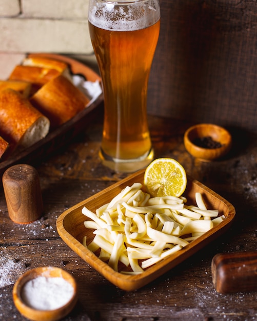 Smoked cheese served with lemon and beer