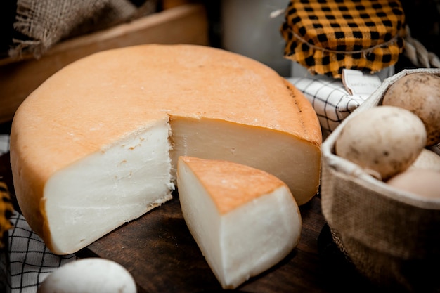 Foto gratuita formaggio affumicato su una vista superiore della canapa dell'albero