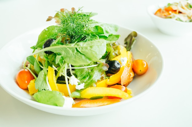 スモークアヒルの胸肉と野菜サラダ
