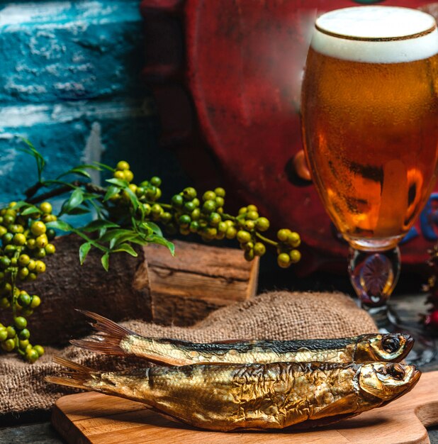 Копченая рыба и стакан пива